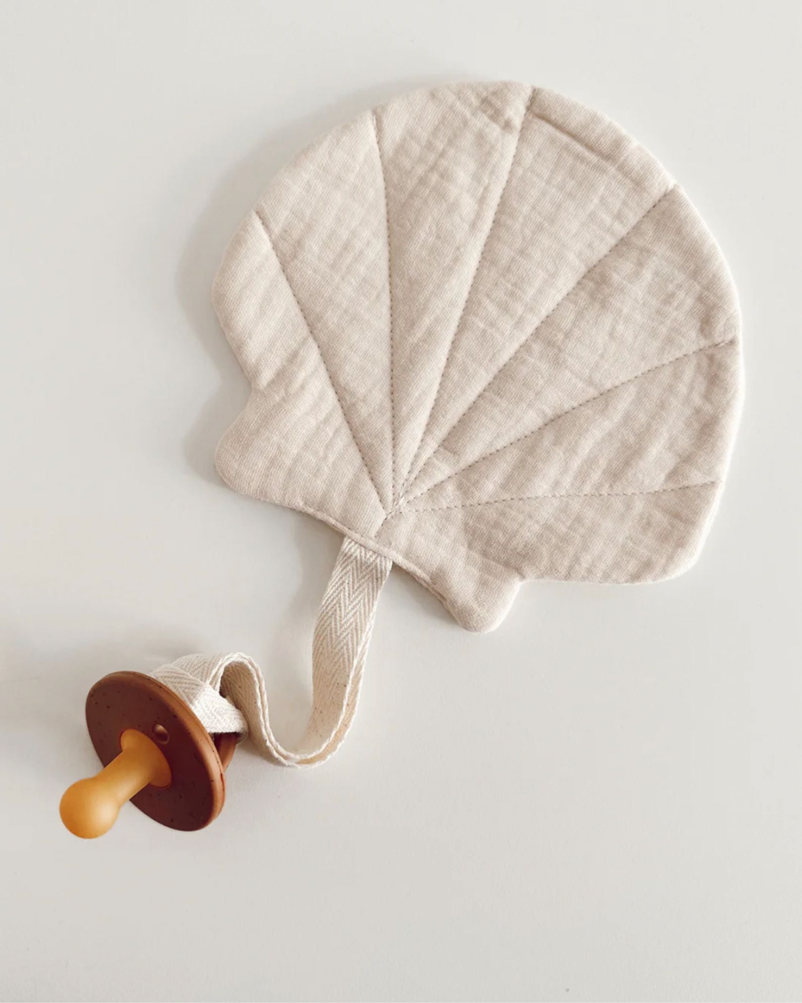 Shell Pacifier Holder | Cream